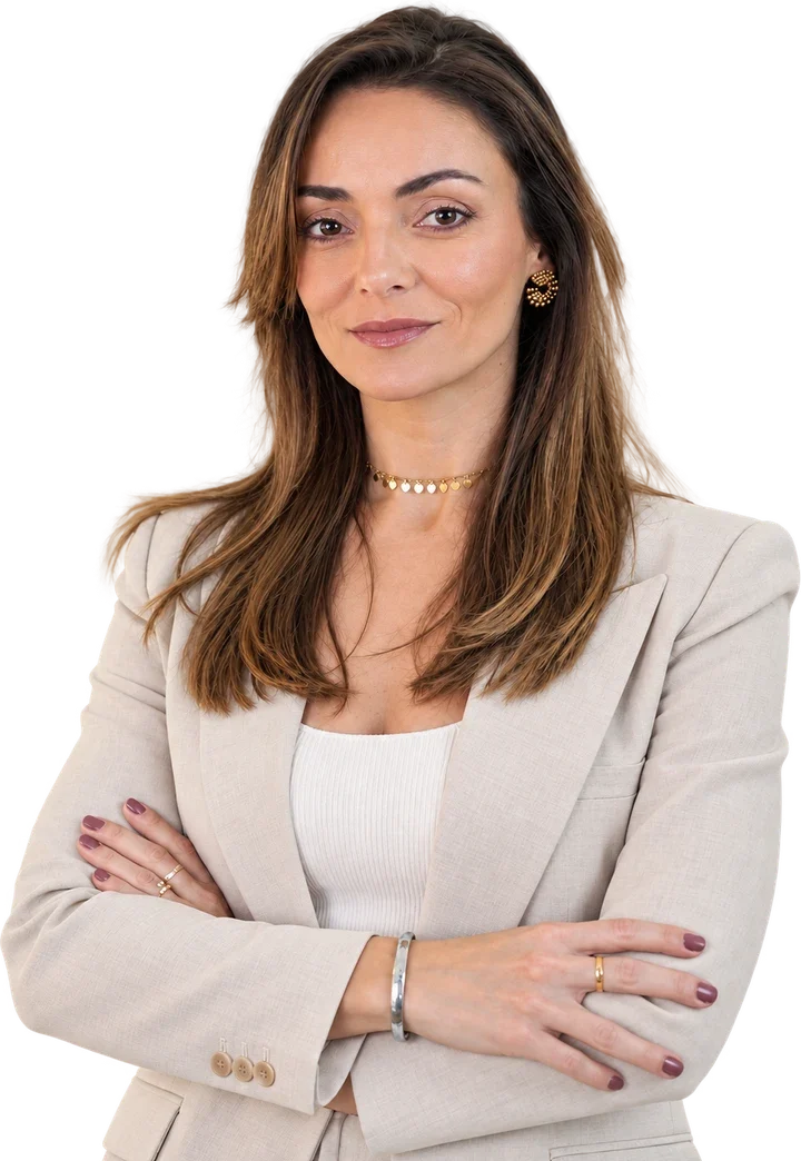Jessica Renault, de blazer claro e braços cruzados
